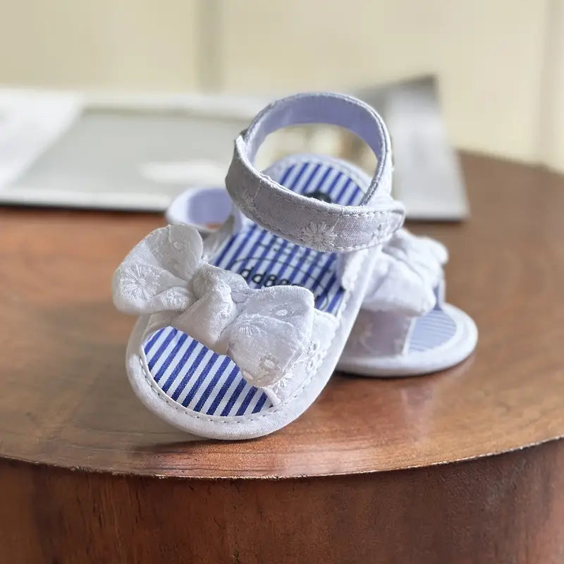 Sandalia para bebé, con detalle de moño