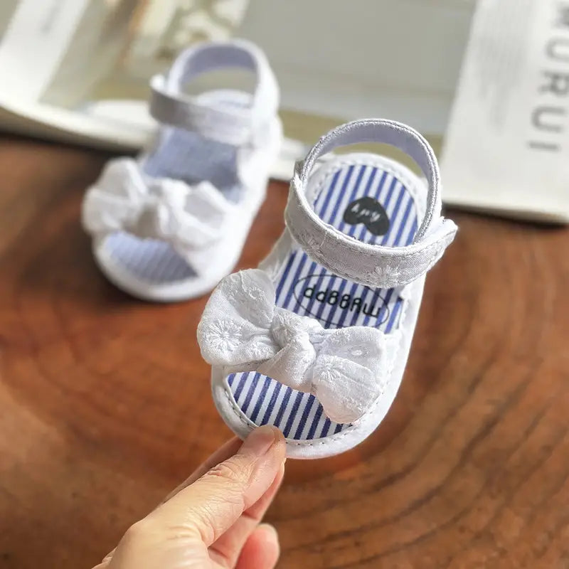Sandalia para bebé, con detalle de moño